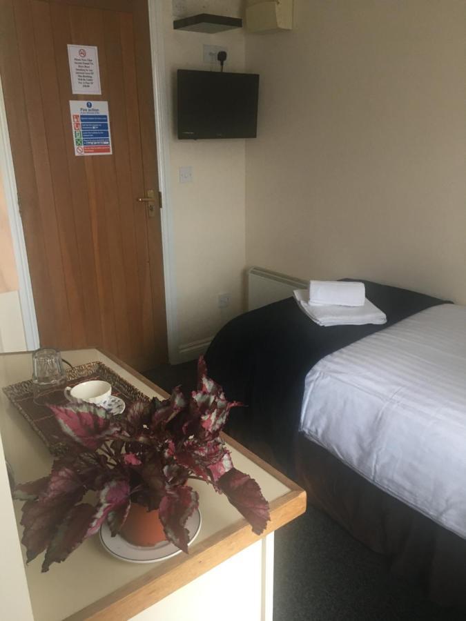 The Chequers Bed & Breakfast Royston  Ngoại thất bức ảnh